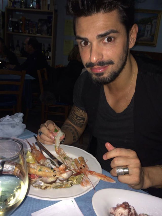 Cristian Gallella ieri sera a cena in un ristorante di Gela: foto article-post