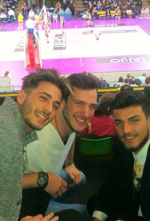 Marco Fantini ieri con gli amici ad assistere ad una partita di pallavolo: foto article-post
