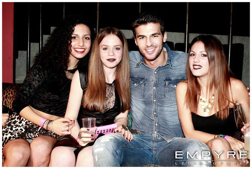 Andrea Offredi in total denim alla sua ultima serata: le foto preview