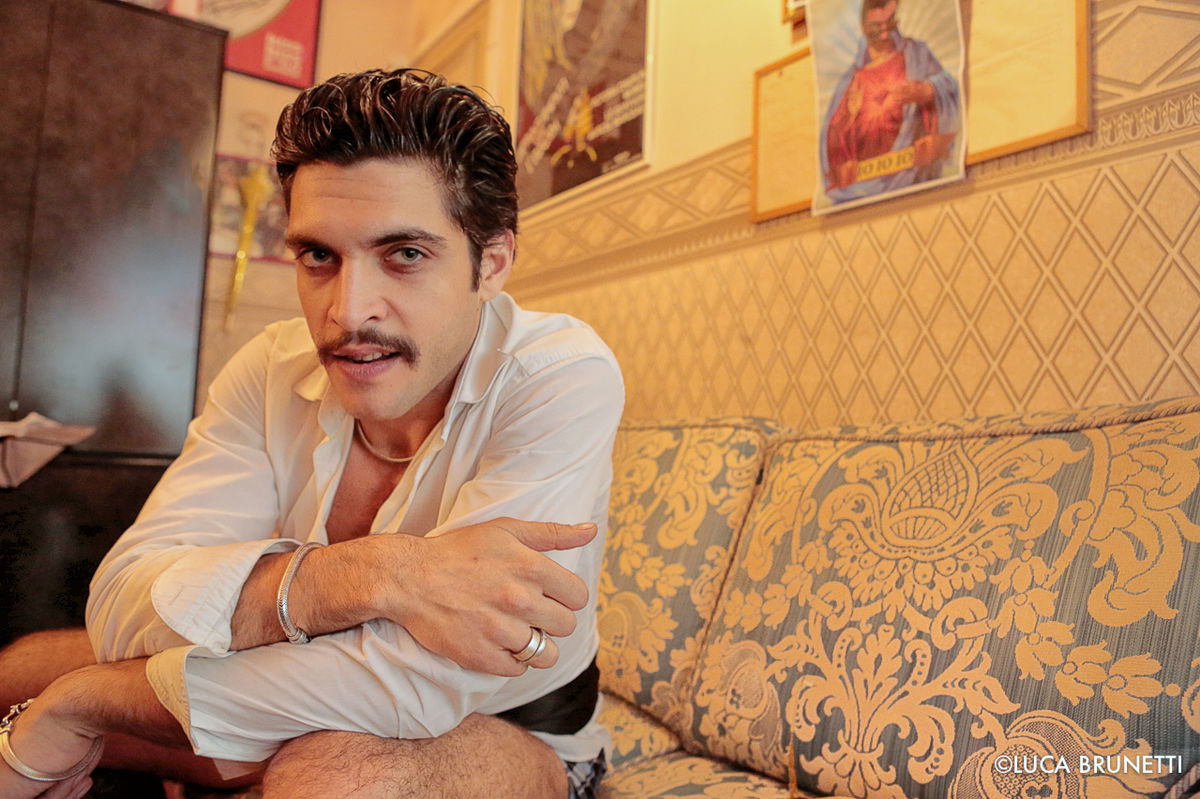 Vito Mancini diventa un attore teatrale: l’ex gieffino nel cast di ‘Dignità Autonome di Prostituzione’ article-post