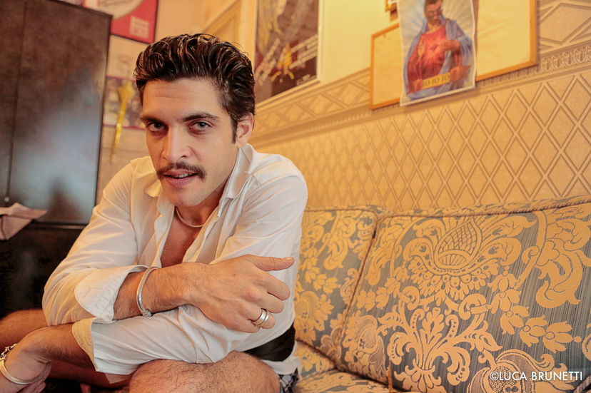 Vito Mancini diventa un attore teatrale: l’ex gieffino nel cast di ‘Dignità Autonome di Prostituzione’ preview