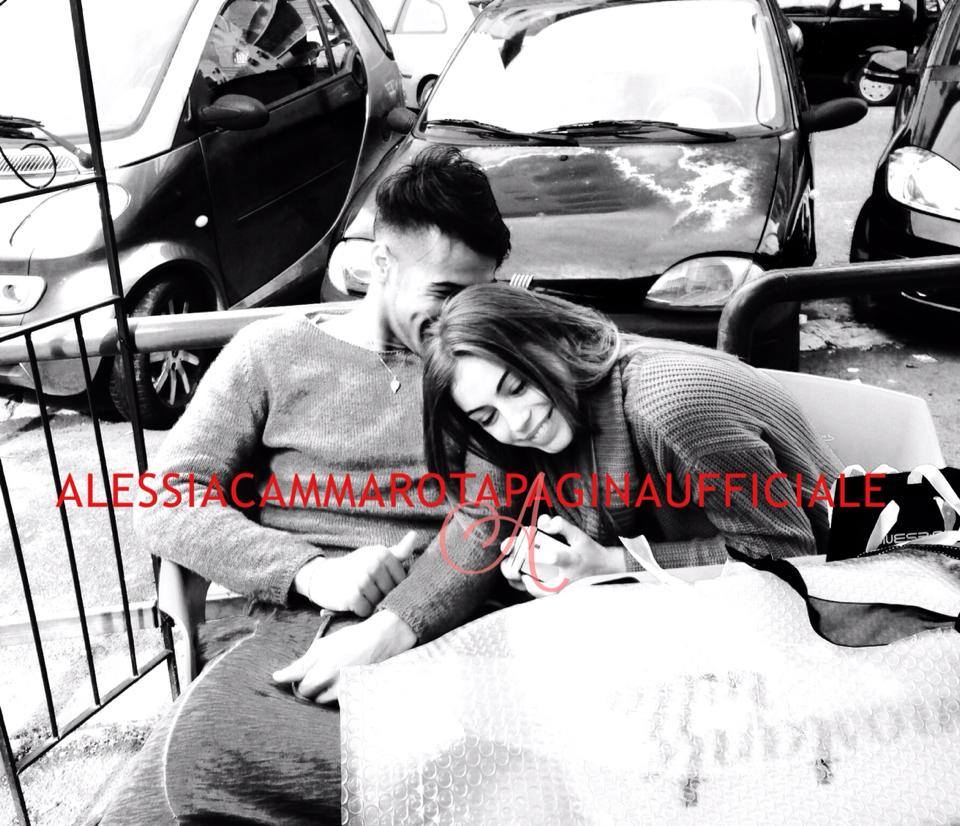 Aldo Palmeri e Alessia Cammarota: il divertente video della consegna dei regali dei fan per il loro primo mese insieme article-post