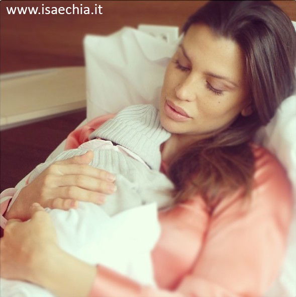 Claudia Galanti si nutre della sua placenta. E da Instagram nuove foto con Indila Carolina article-post