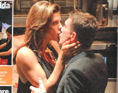 Elisabetta Canalis e la crisi da bar…Ma il bacio è presto servito! preview