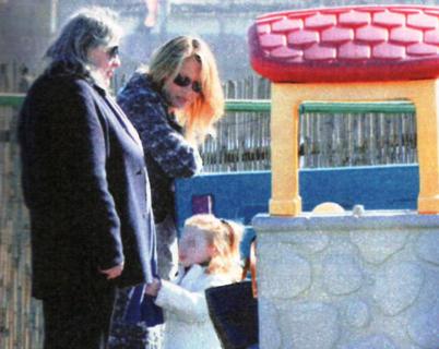 Tre generazioni di “Falchi” si rilassano in spiaggia a Fregene preview