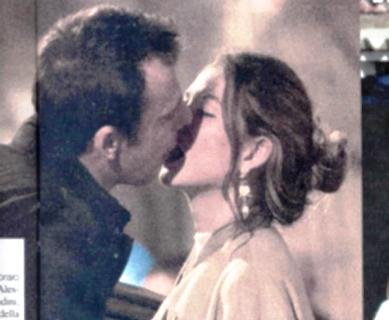 La famiglia del “prete” Alessandro Preziosi e il suo bacio appassionato con Greta