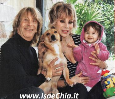 Carmen Russo ed Enzo Paolo Turchi e i primi passi di Maria: “Con lei siamo tornati…bambini!” preview