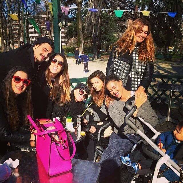 Francesco Monte e Cecilia Rodriguez al parco con la famiglia di lei: foto preview