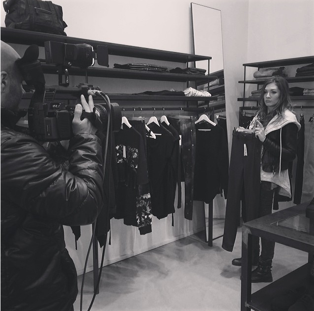 Flavia Fiadone avvistata in un negozio d’abbigliamento di Milano seguita dalle telecamere: aria di scelta?
