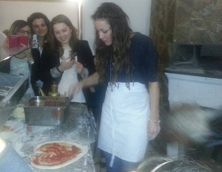Teresanna Pugliese versione pizzaiola durante la sua ultima ospitata: le foto e il resoconto delle fan