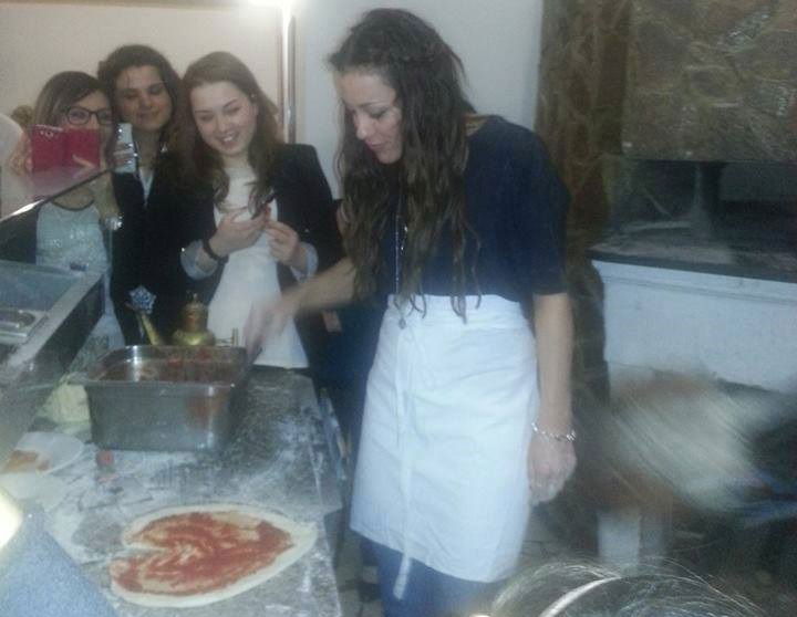 Teresanna Pugliese versione pizzaiola durante la sua ultima ospitata: le foto e il resoconto delle fan preview