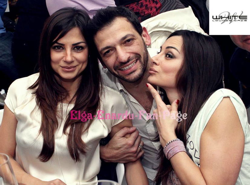 Elga Enardu e Serena Enardu alla serata di Pago in un locale di Cagliari: le foto preview