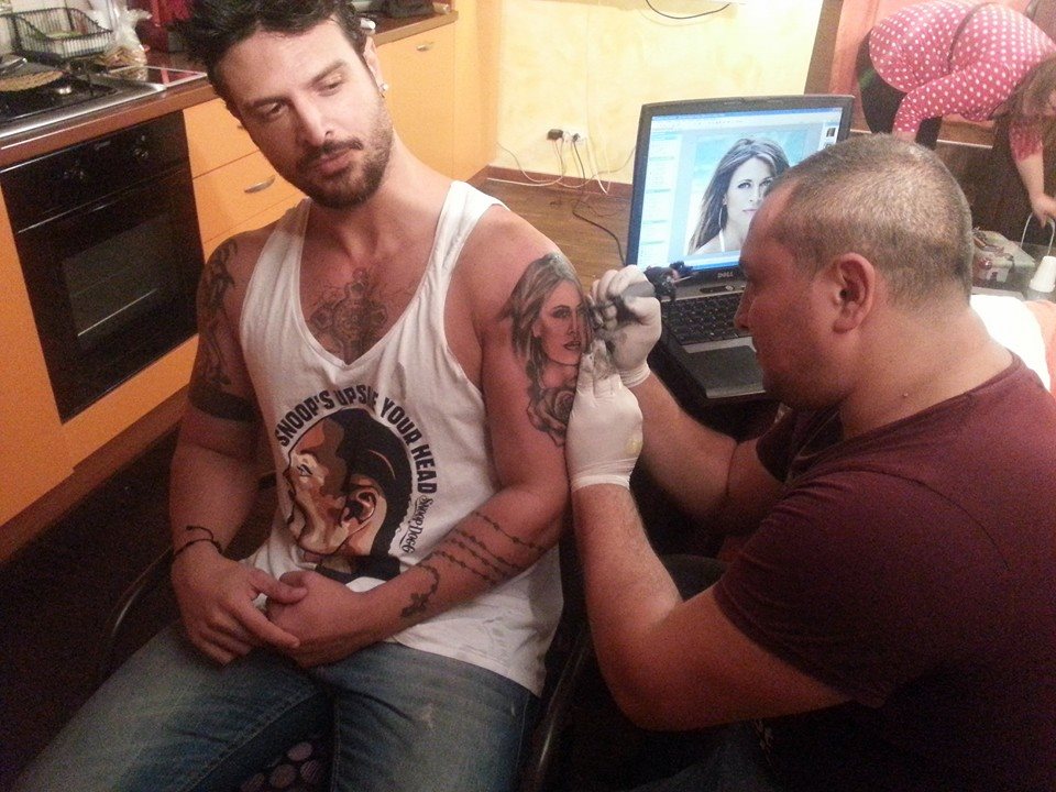 Alessandro Pess si tatua la sua Rossella Zingaretti sul braccio per suggellare il loro amore (foto) article-post