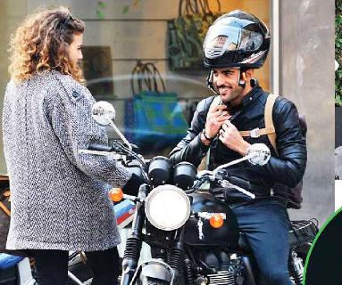 Marco Mengoni “pronto a correre” in moto con la sua manager preview