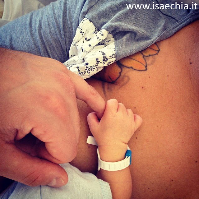 Eugenio Colombo pubblica una nuova foto con Francesca Del Taglia e la manina del piccolo Brando article-post