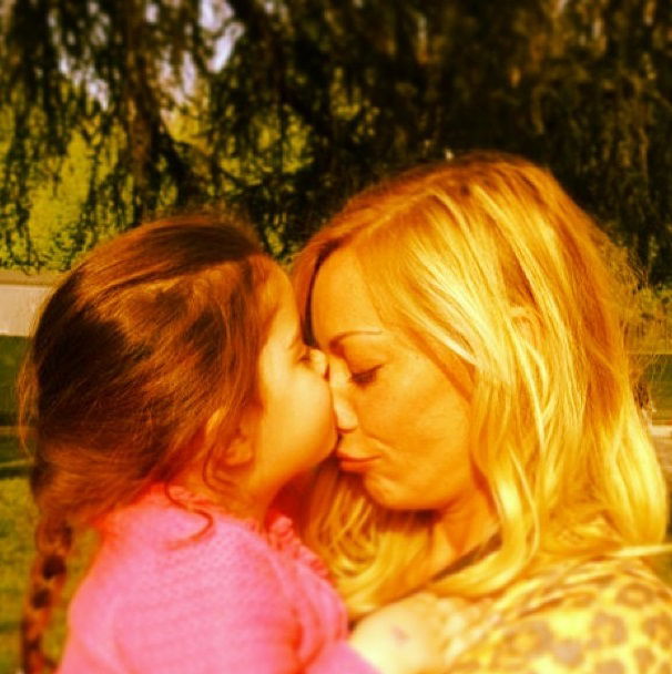 Karina Cascella: su Instagram l’emozionante messaggio per il compleanno della piccola Ginevra article-post