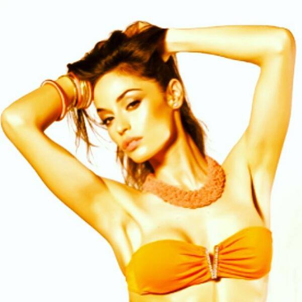 Raffaella Fico posa per Fruscio: foto preview