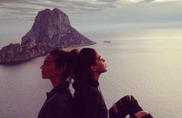 Sarah Nile fa festa con il suo ex Matteo Guerra e poi vola ad Ibiza con Veronica Ciardi: le foto preview