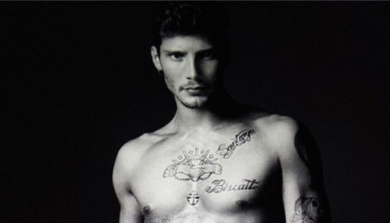 Stefano De Martino su Instagram: “Il mio profilo è vietato alle persone moraliste, bigotte, frustrate e che spammano!” preview