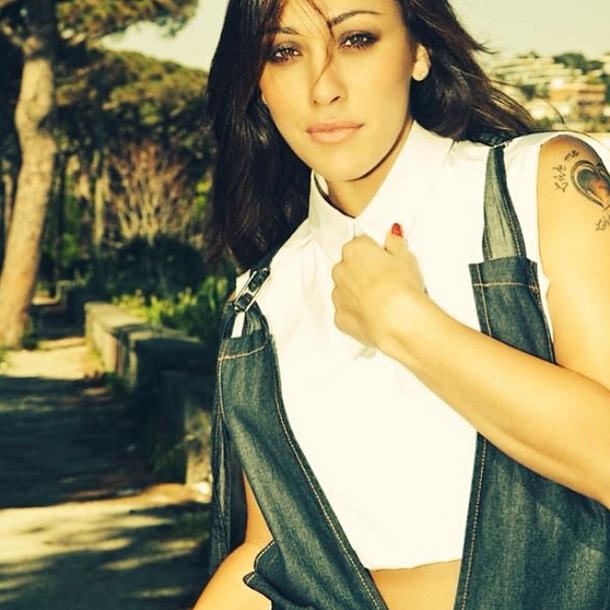 Teresanna Pugliese, dal trono di ‘Uomini e Donne’ ai fotoromanzi: eccola sull’ultimo numero di ‘Grand hotel’ (foto) article-post