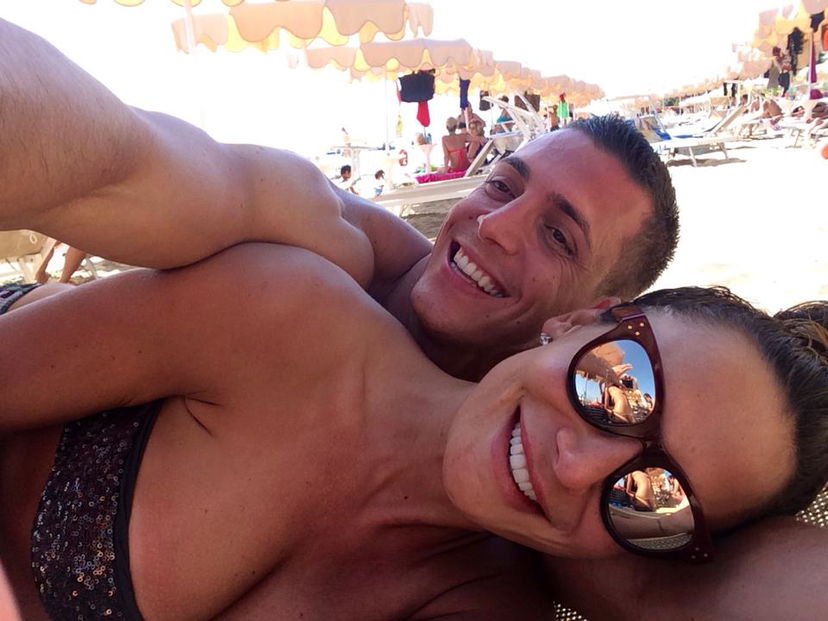 Claudio D’Alessio e Nicole Minetti nei guai: la coppia denunciata per truffa, non avrebbe saldato il conto di una vacanza preview