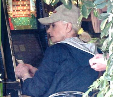 Raffaella Carrà: una giocatina in pieno relax! preview