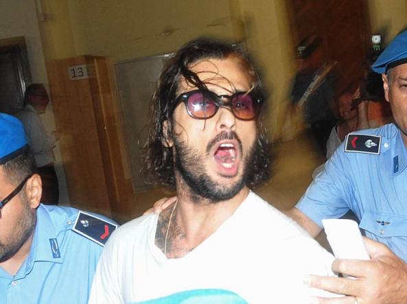 Fabrizio Corona assolto dall’accusa di evasione fiscale: le foto all’arrivo in tribunale preview