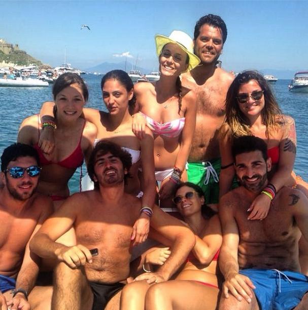 Tania Fiorillo, Flavia Fiadone, Teresanna Pugliese e Ramona Amodeo insieme al mare: le foto della loro gita in barca preview