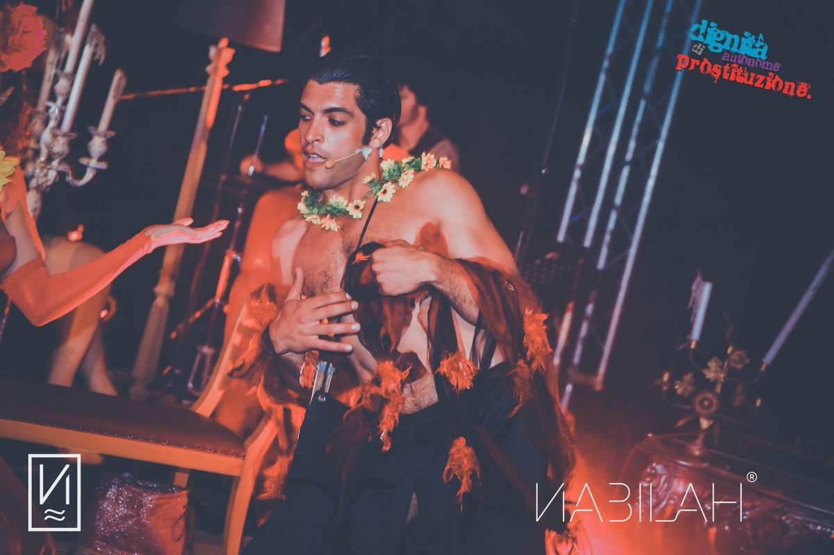 Vito Mancini sul palco: le foto dello spettacolo ‘Dignità Autonome di Prostituzione’ in scena al Nabilah di Napoli article-post