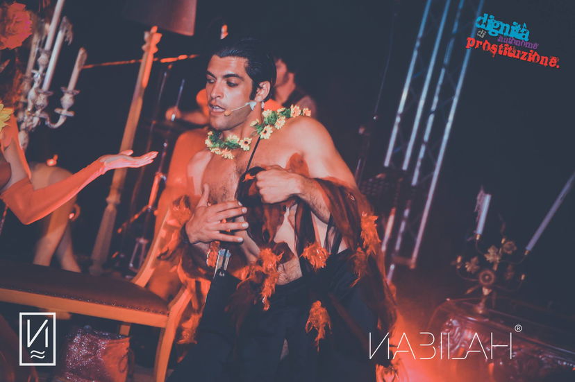 Vito Mancini sul palco: le foto dello spettacolo ‘Dignità Autonome di Prostituzione’ in scena al Nabilah di Napoli preview