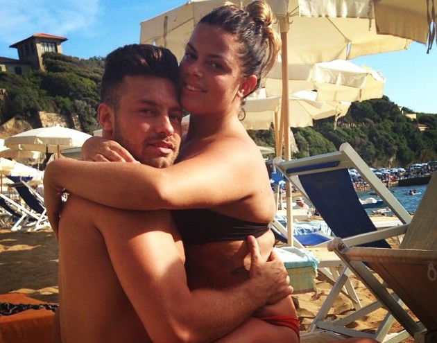 Francesca Del Taglia risponde a chi la critica per le sue forme: “Eccomi con tutta la mia ciccia! Fiera di mio figlio e di me stessa!” article-post