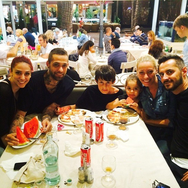 Karina Cascella a cena con la piccola Ginevra, l’ex Salvatore Angelucci e la nuova compagna Irene Coppola: “Non mi farei così del male se lo amassi ancora!”