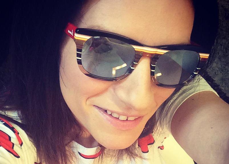 Laura Pausini accusata perchè si da lo smalto in spiaggia risponde tramite Facebook: “Sono una persona normale e mi piace darmi lo smalto da sola, è lei la gran cafona cara signora!” preview