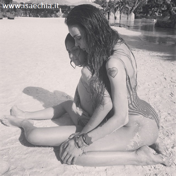 Nina Moric compie gli anni, gli auguri del suo piccolo Carlos: video preview