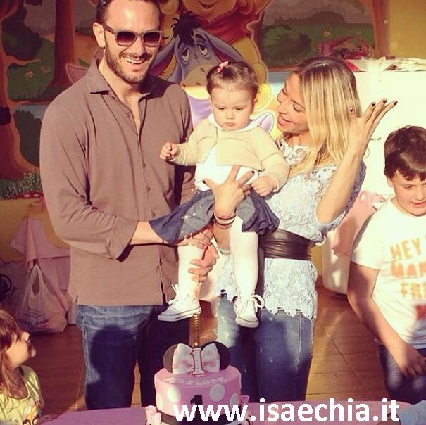Sabrina Ghio, mamma e moglie felice: le foto dell’ex concorrente di ‘Amici’ insieme al marito e alla figlia preview