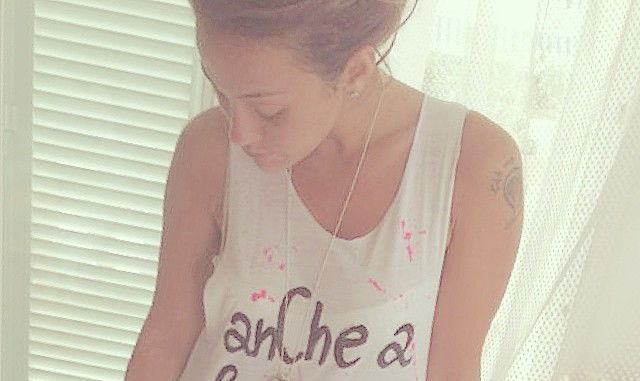 Teresanna Pugliese in vacanza a Formentera lancia ufficialmente le sue magliette marchiate ‘Saddasapefà’! preview