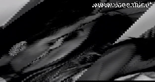 Sarah Nile e Veronica Ciardi tornano alle origini: protagoniste di un appassionato bacio in un video musicale molto particolare…. preview