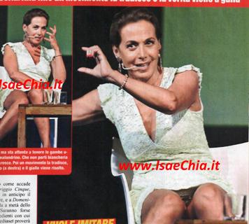 Perché Barbara D’Urso sta così composta? Mica vorrà farci credere che sotto il vestito non ha niente? article-post