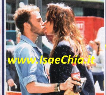 Sul marciapiede più caldo di Milano, Nina Moric fa l’innamorata! article-post