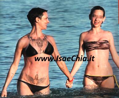 Le affinità elettive di Asia Argento / Chiara Giordano mamma felice tra le onde preview