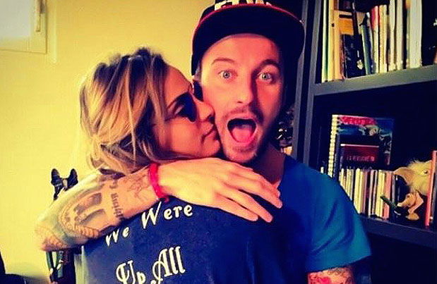 Francesco Facchinetti pubblica la foto del pancione della fidanzata Wilma Helena Faissol preview