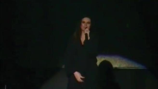 Laura Pausini chiarisce l’incidente accaduto in Perù: “Non ero nuda! Inizierò a riderci sopra anche io da adesso, però basta farne un caso nazionale!” preview