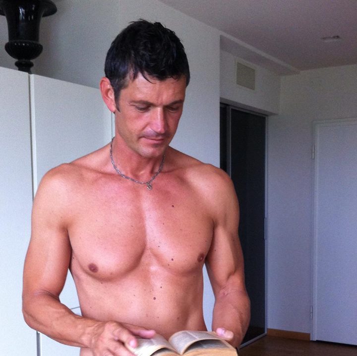 Samuel Baiocchi pubblica su Facebook delle foto in cui sfoglia dei libri: provocazione verso Elga Profili? preview