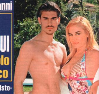 Lory Del Santo e il suo toyboy Marco: “Ha 22 anni, convivo con lui, ma lo sposo solo se diventa ricco!” article-post