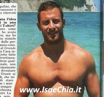 Michele Simoncini: “Tanti del Grande fratello sono rimasti in mutande. Io, invece, mi metto in aspettativa e vendo le mie t-shirt!”