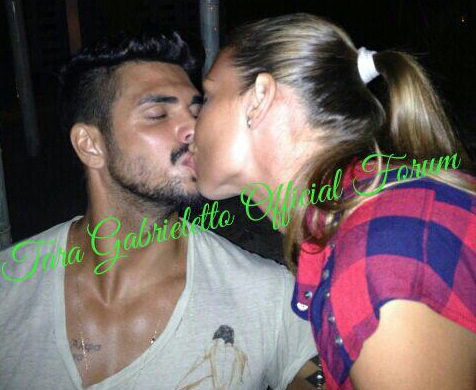 Cristian Gallella e Tara Gabrieletto pubblicano una foto su Facebook e scrivono: “Alla cattiveria, all’invidia e alle critiche rispondiamo così!” preview