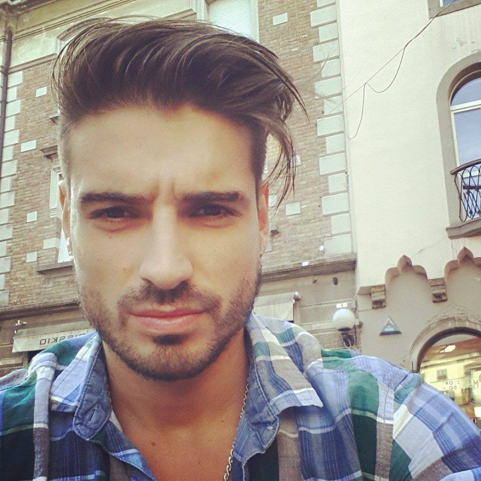 Fabio Colloricchio avvistato ieri a Ragusa da Teresa Cilia e questa mattina le dedica una canzone… article-post