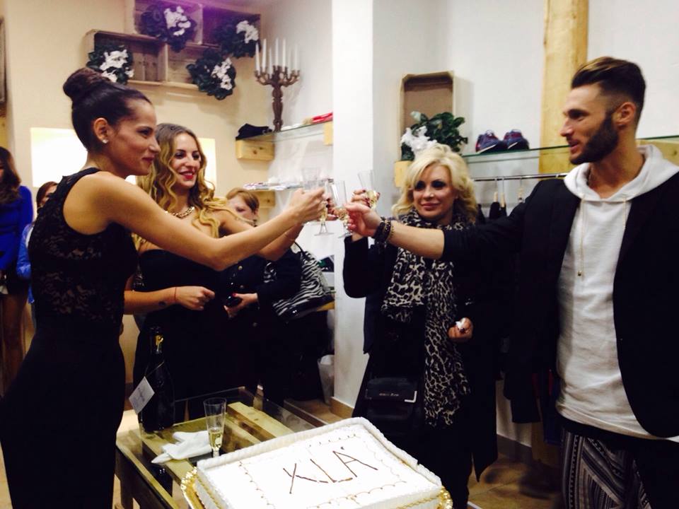 Claudia D’Agostino apre il suo negozio d’abbigliamento: presenti all’inaugurazione Eleonora Mandaliti, Tommaso Scala e Tina Cipollari article-post