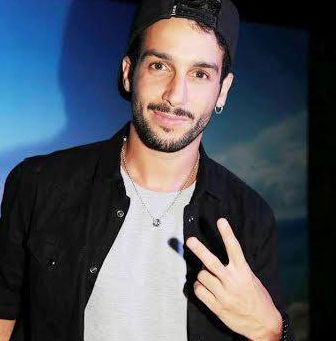 Jonás Berami: foto e video della prima serata del tronista di ‘Uomini e Donne’ article-post