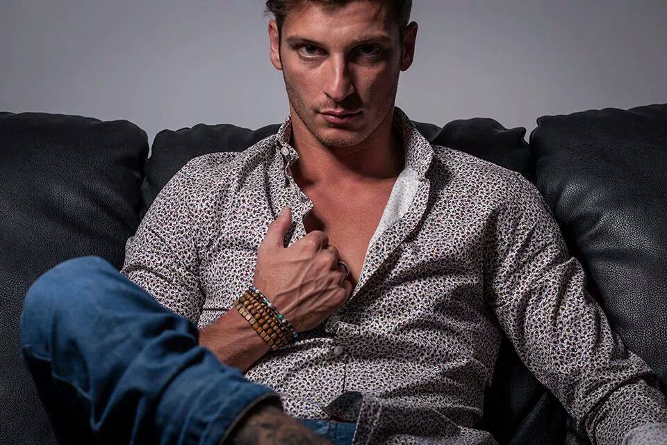 Riccardo Delicati: il corteggiatore di Teresa Cilia a ‘Uomini e Donne’ è anche un cantautore (foto e video) article-post